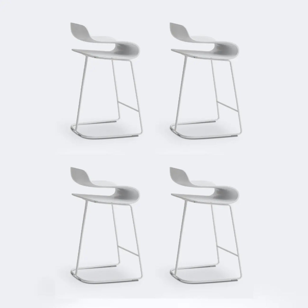 Tabouret de bar industriel en plastique et structure en acier, dossier bas et sans accoudoirs