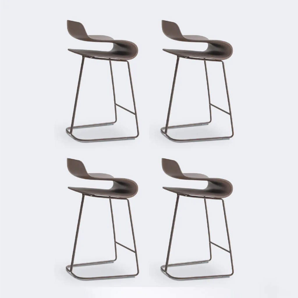 Tabouret de bar industriel en plastique et structure en acier, dossier bas et sans accoudoirs