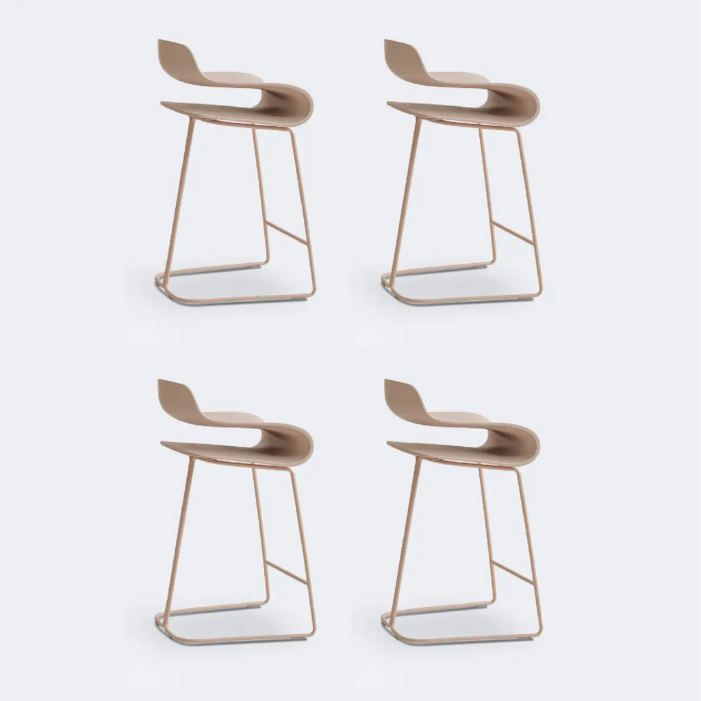 Tabouret de bar industriel en plastique et structure en acier, dossier bas et sans accoudoirs