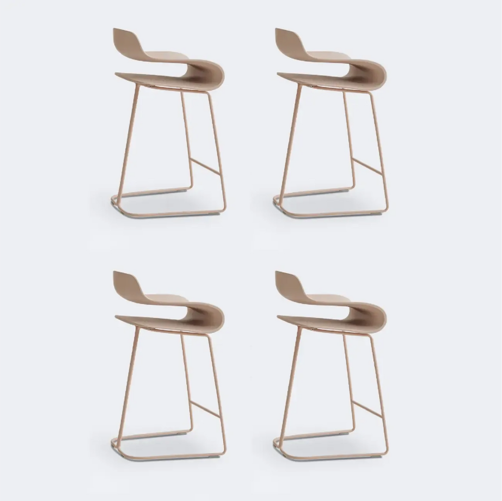Tabouret de bar industriel en plastique et structure en acier, dossier bas et sans accoudoirs