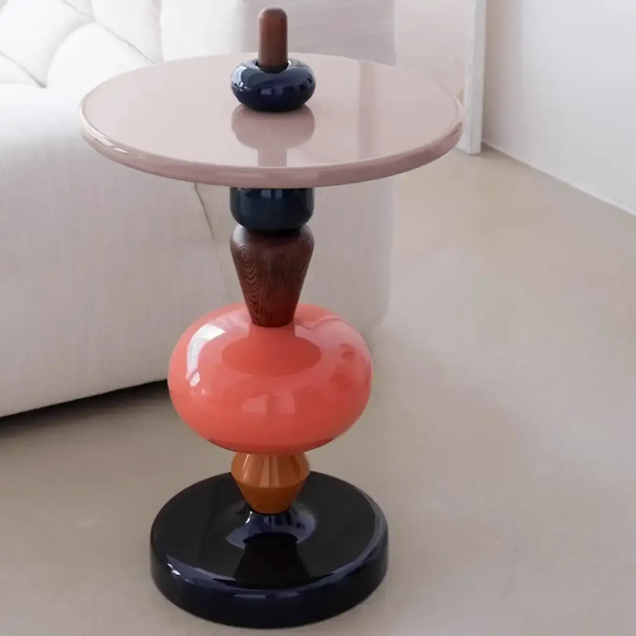 Table d'appoint ronde et colorée en fibre de verre empilée