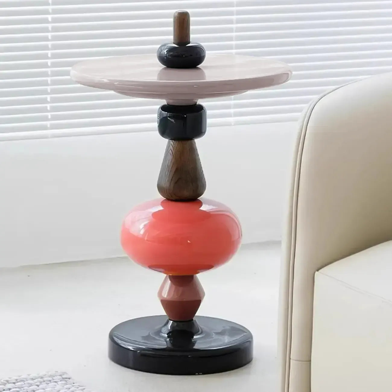 Table d'appoint ronde et colorée en fibre de verre empilée