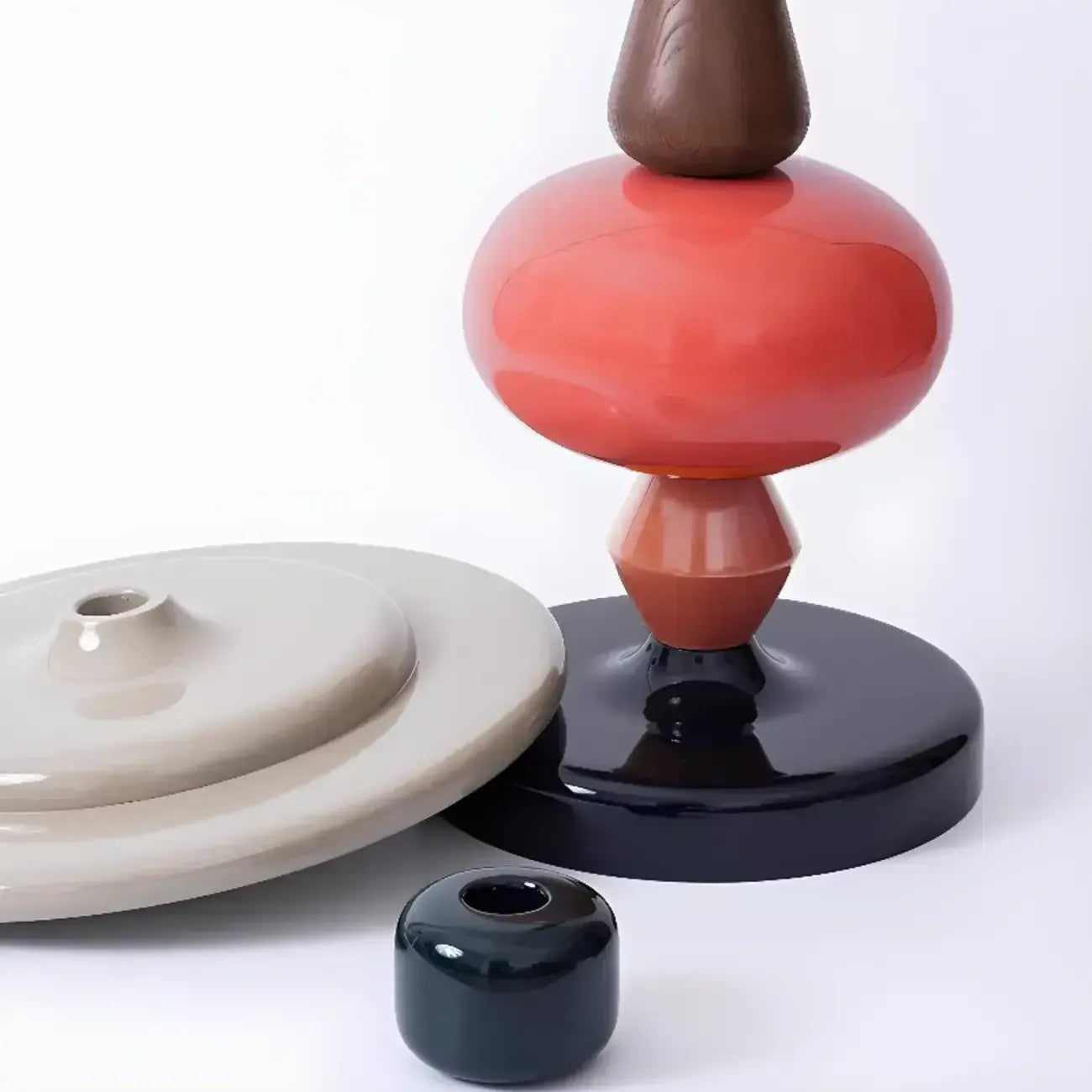 Table d'appoint ronde et colorée en fibre de verre empilée