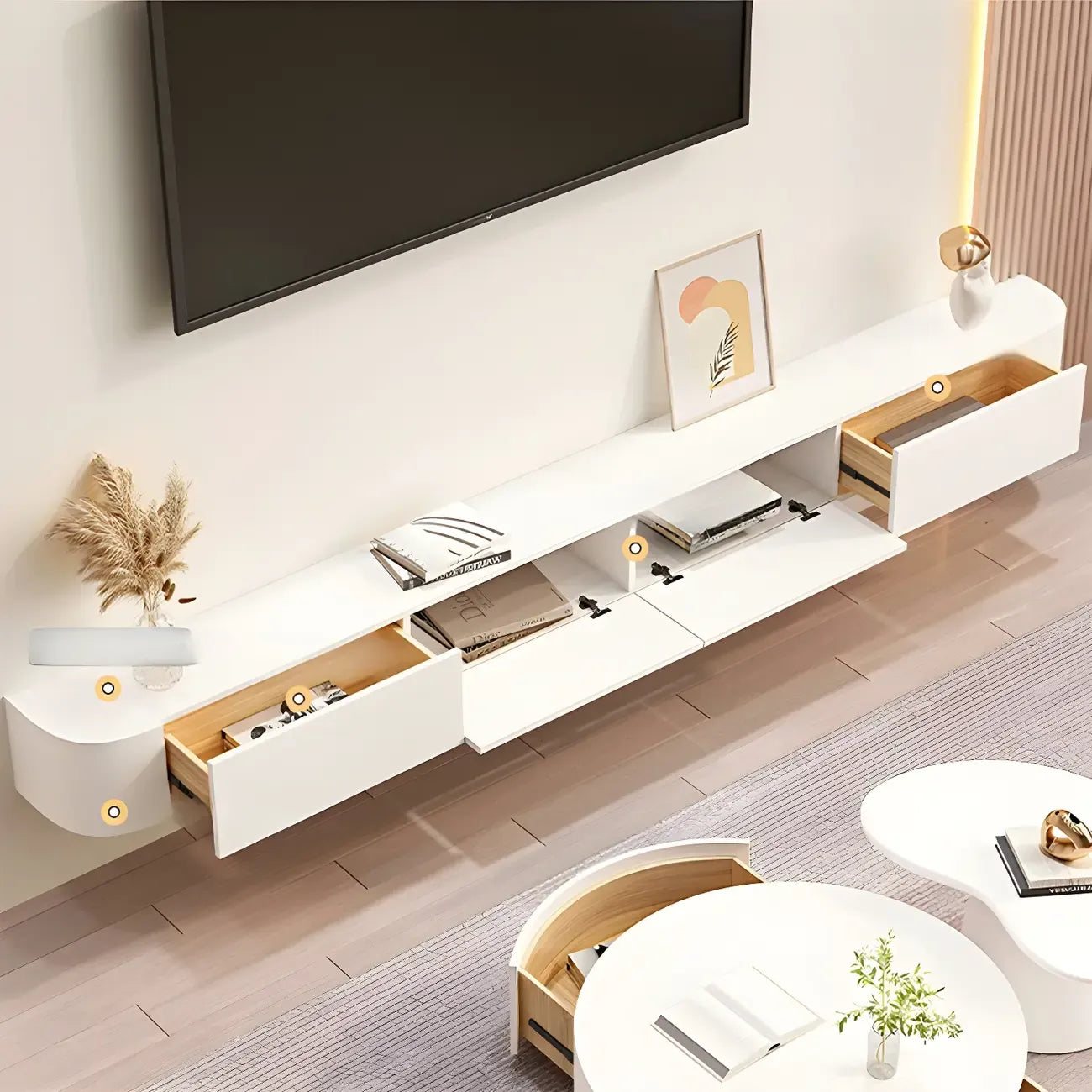 Meuble TV suspendu en bois blanc de style glamour avec tiroirs et étagères