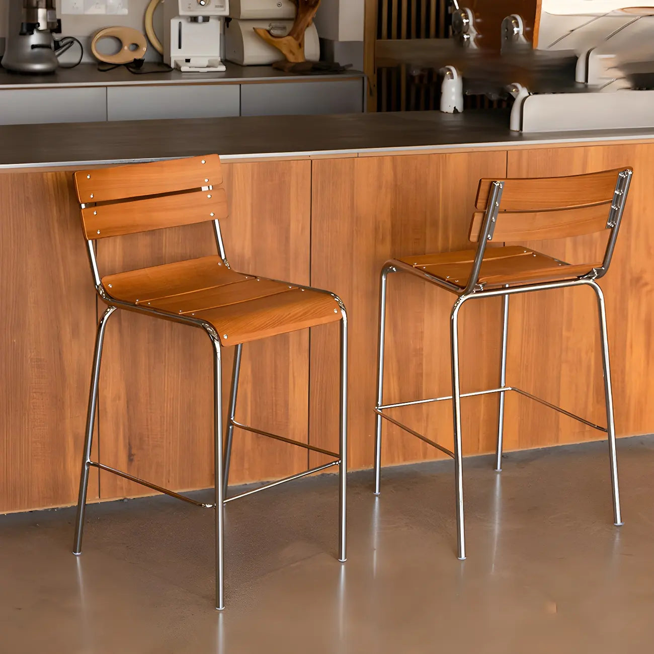 Tabouret de bar robuste avec structure en acier et dossier confortable en bois brun