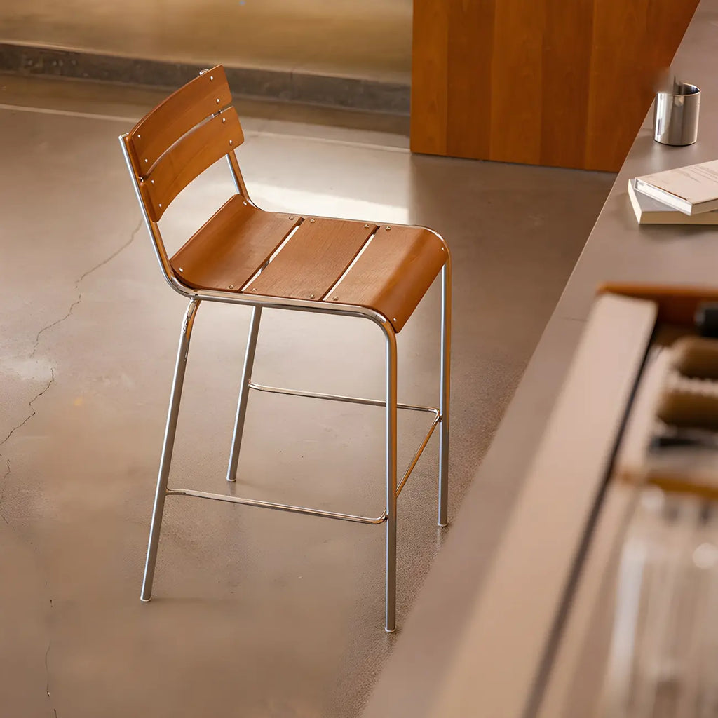 Tabouret de bar robuste avec structure en acier et dossier confortable en bois brun