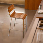 Tabouret de bar robuste avec structure en acier et dossier confortable en bois brun