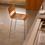 Tabouret de bar robuste avec structure en acier et dossier confortable en bois brun
