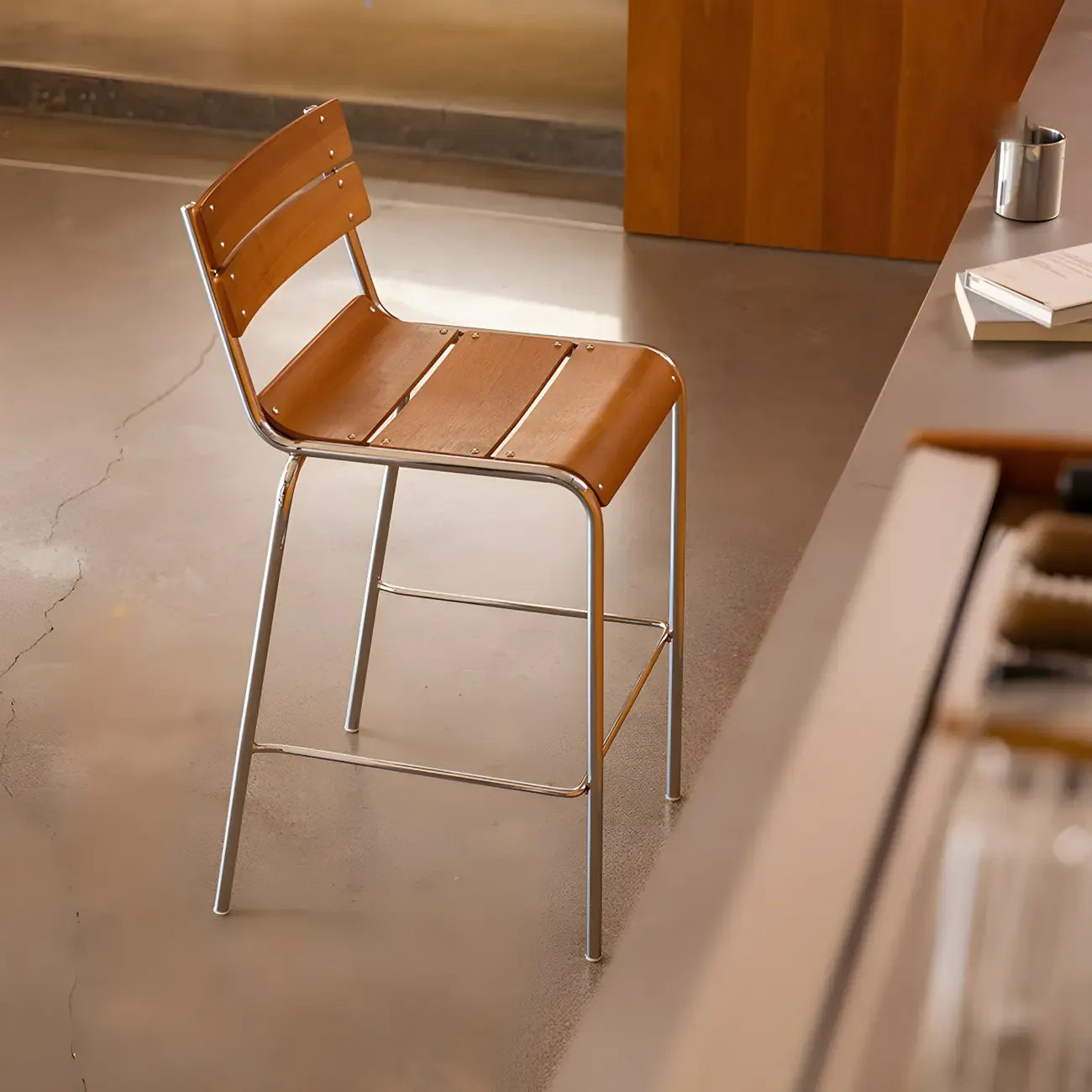 Tabouret de bar robuste avec structure en acier et dossier confortable en bois brun