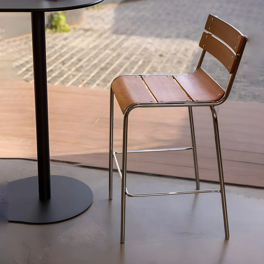 Tabouret de bar robuste avec structure en acier et dossier confortable en bois brun