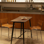 Tabouret de bar robuste avec structure en acier et dossier confortable en bois brun