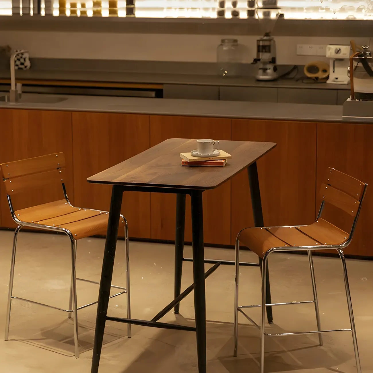 Tabouret de bar robuste avec structure en acier et dossier confortable en bois brun