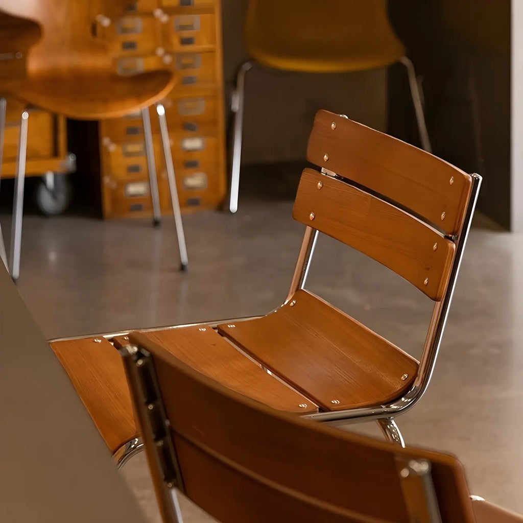 Tabouret de bar robuste avec structure en acier et dossier confortable en bois brun