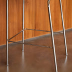 Tabouret de bar robuste avec structure en acier et dossier confortable en bois brun