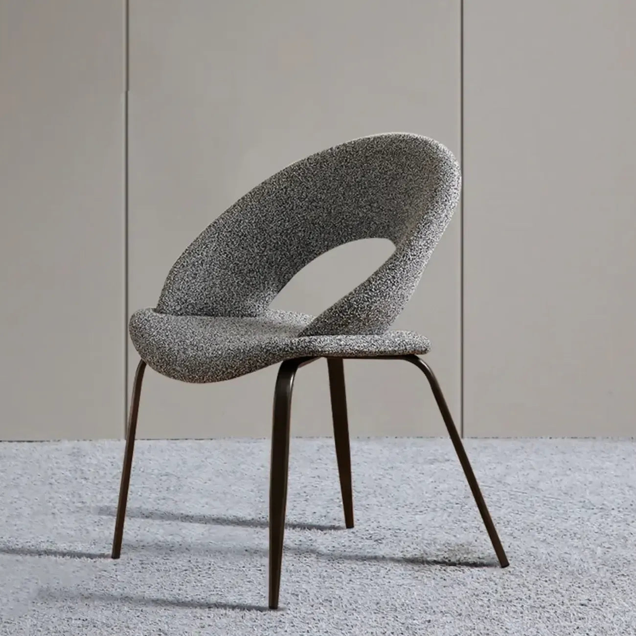 Chaise de salle à manger moderne du milieu du siècle en lin avec pieds en acier