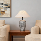 Lampe de table moderne en céramique grise avec abat-jour en tissu