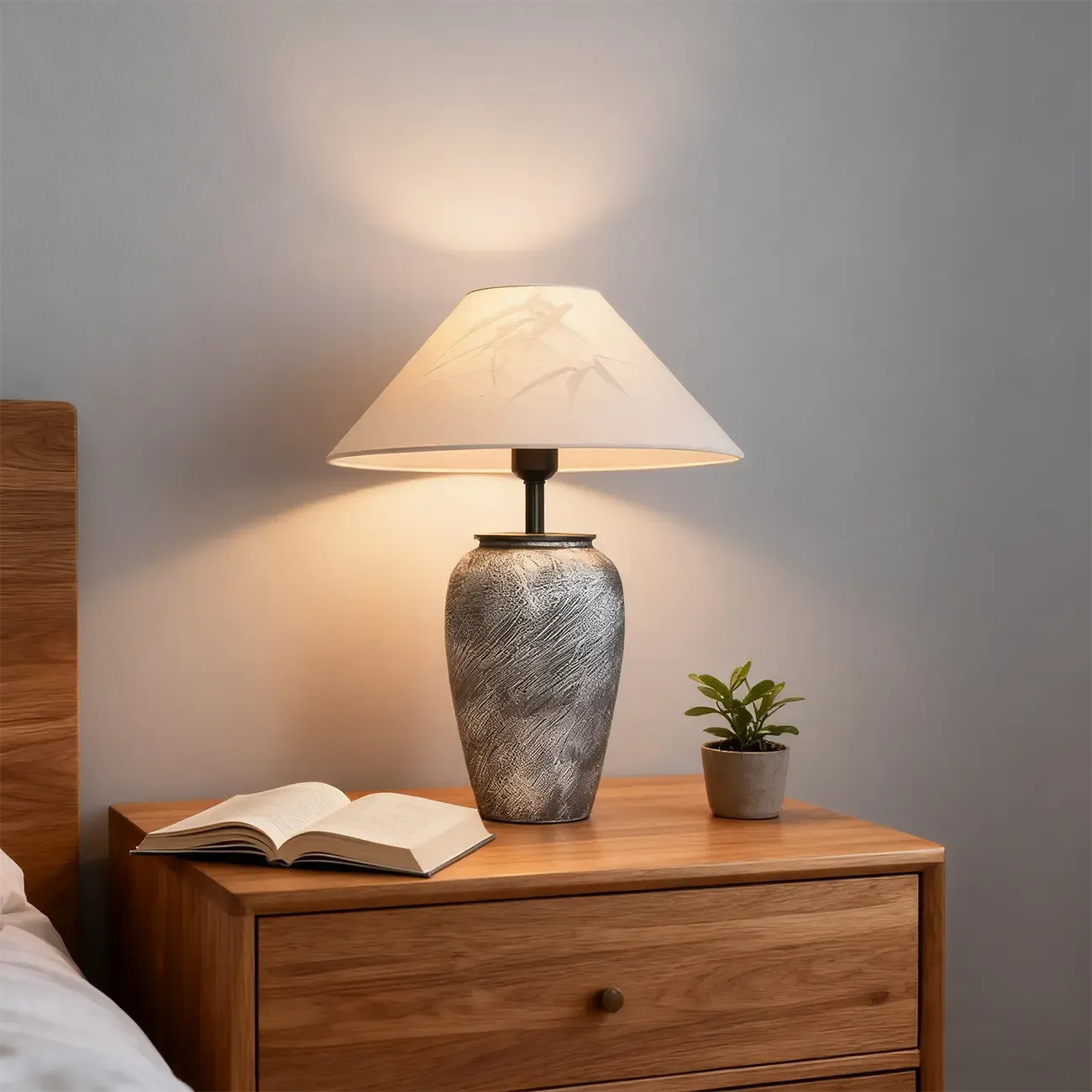 Lampe de table moderne en céramique grise avec abat-jour en tissu