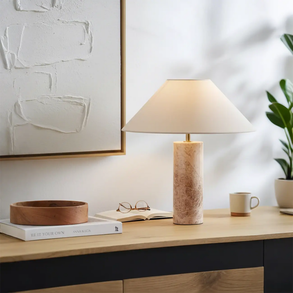 Lampe de table élégante avec base en marbre beige et abat-jour en tissu