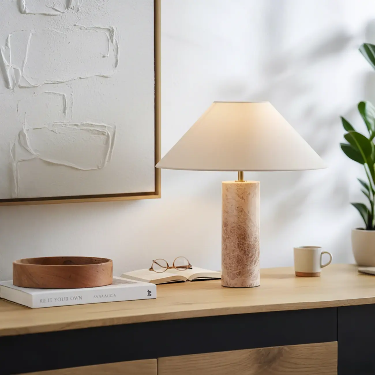 Lampe de table élégante avec base en marbre beige et abat-jour en tissu