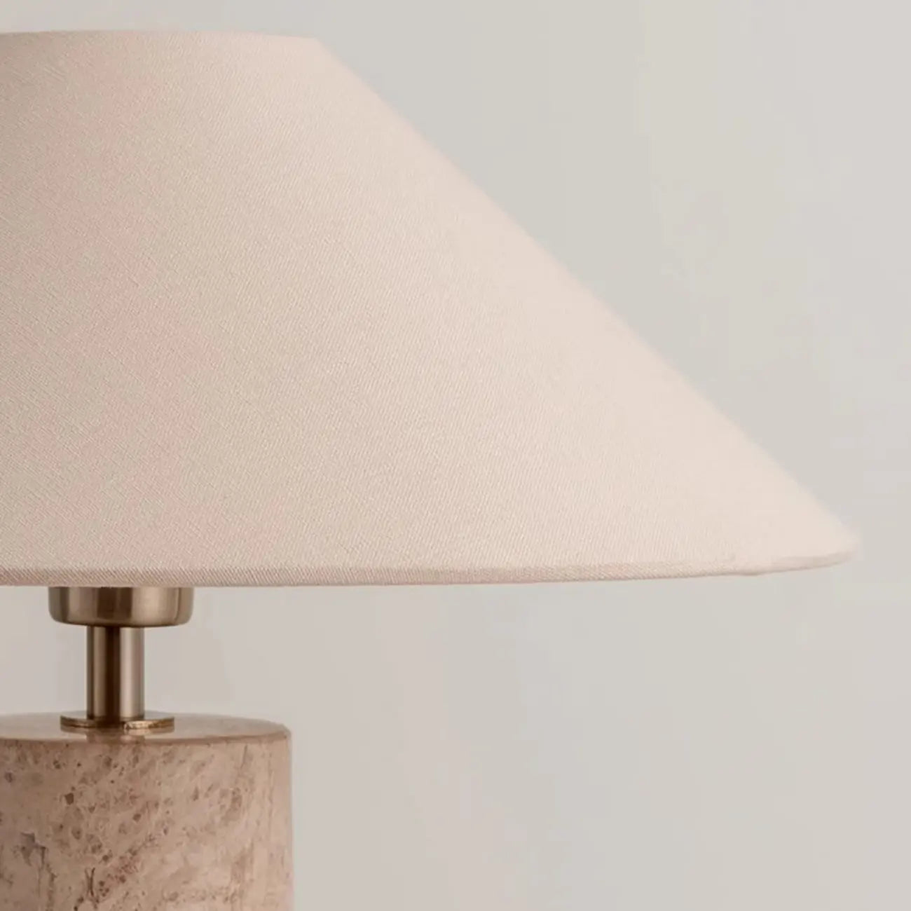 Lampe de table élégante avec base en marbre beige et abat-jour en tissu