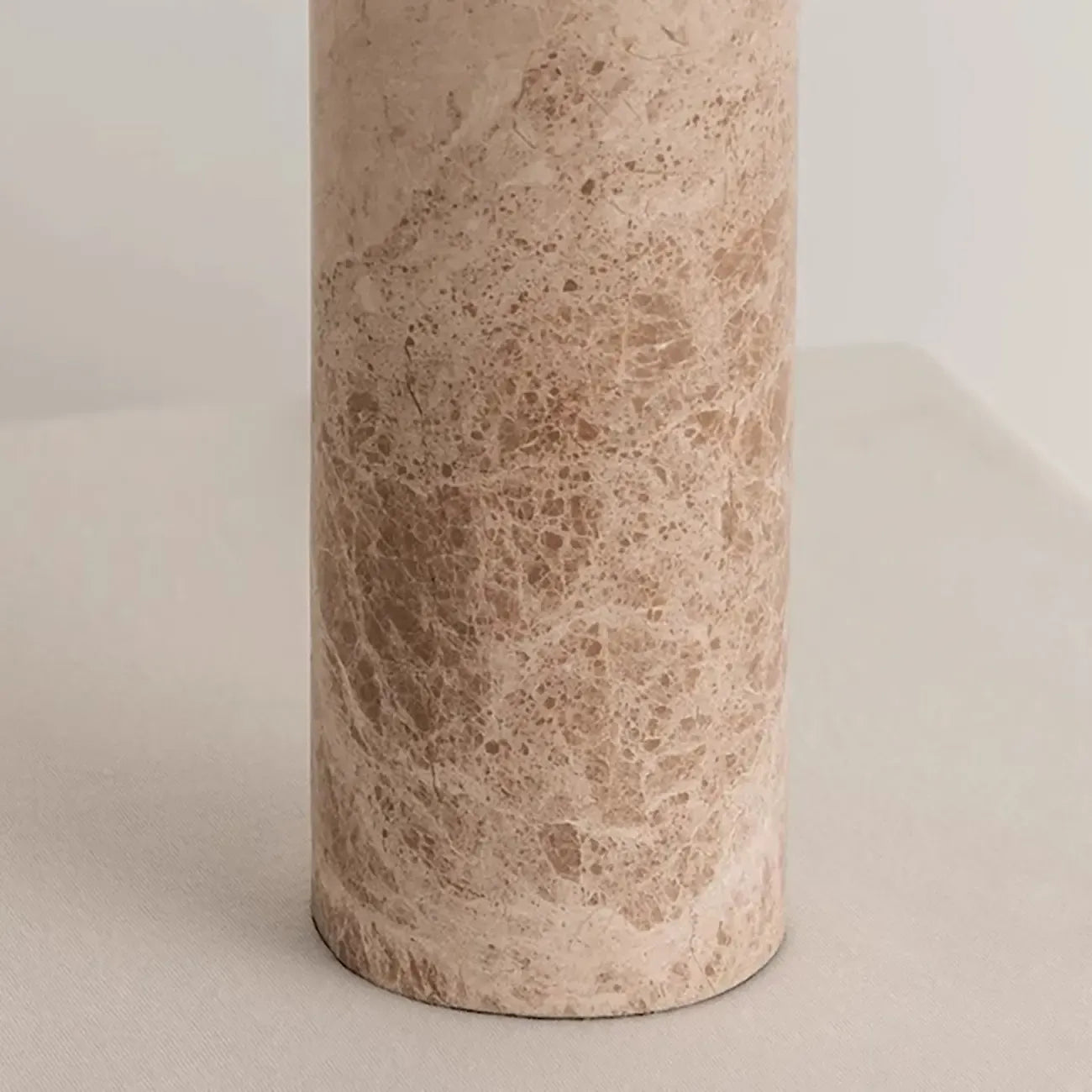 Lampe de table élégante avec base en marbre beige et abat-jour en tissu
