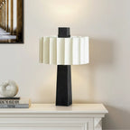 Lampe de table moderne en fer avec LED et abat-jour plissé