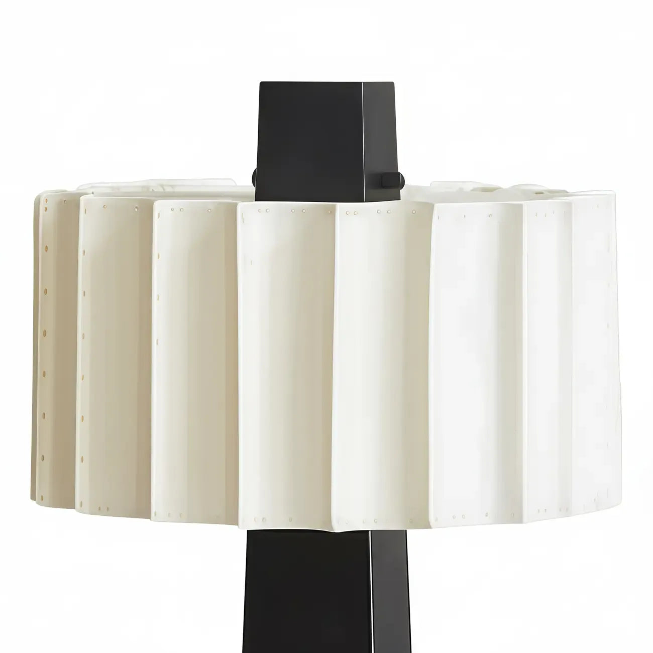 Lampe de table moderne en fer avec LED et abat-jour plissé
