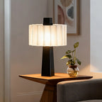 Lampe de table moderne en fer avec LED et abat-jour plissé
