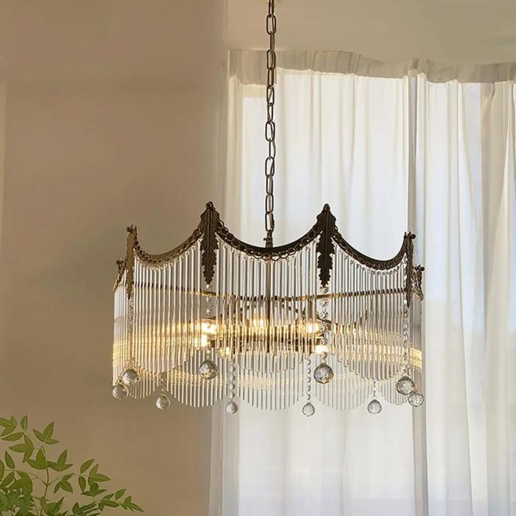 Lustre élégant en cristal transparent et peigne en métal doré
