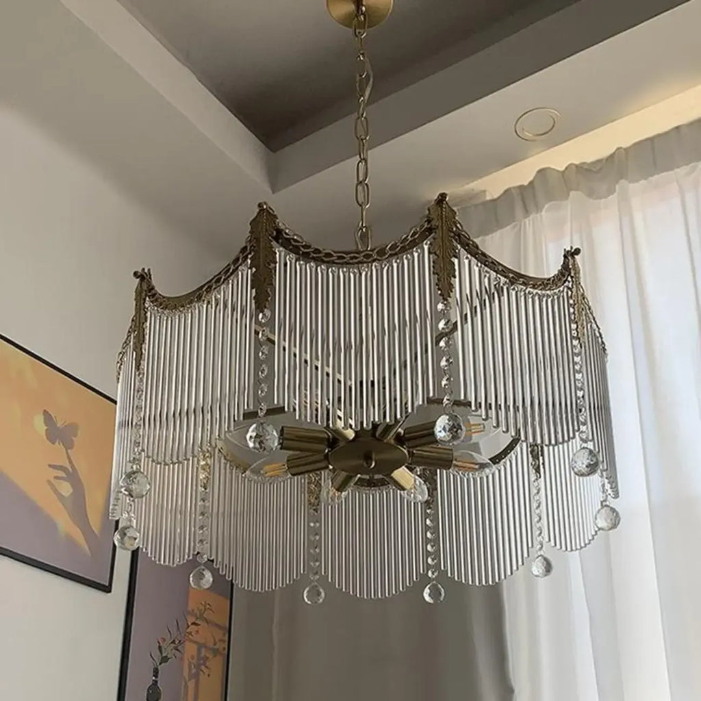 Lustre élégant en cristal transparent et peigne en métal doré