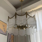 Lustre élégant en cristal transparent et peigne en métal doré