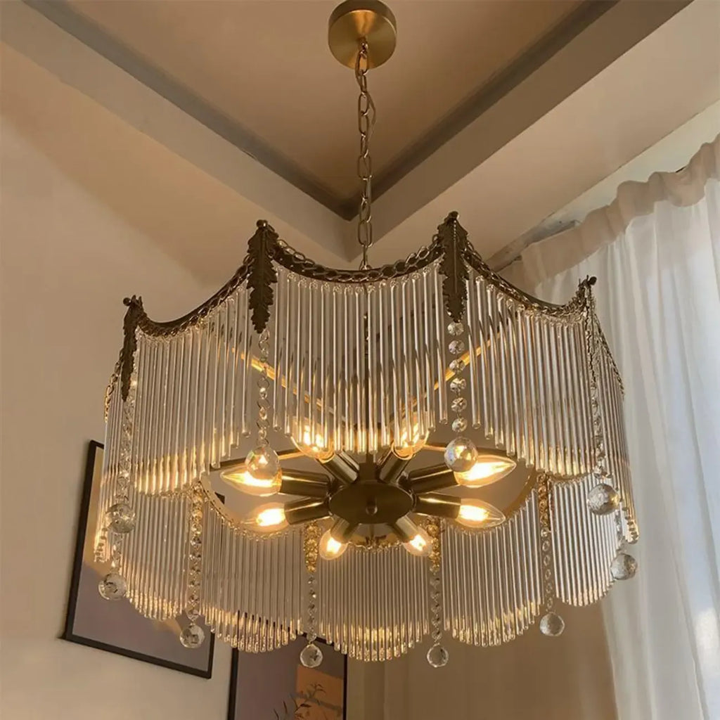 Lustre élégant en cristal transparent et peigne en métal doré
