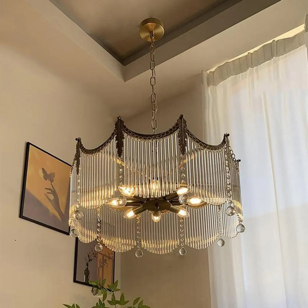 Lustre élégant en cristal transparent et peigne en métal doré