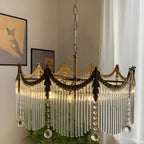 Lustre élégant en cristal transparent et peigne en métal doré