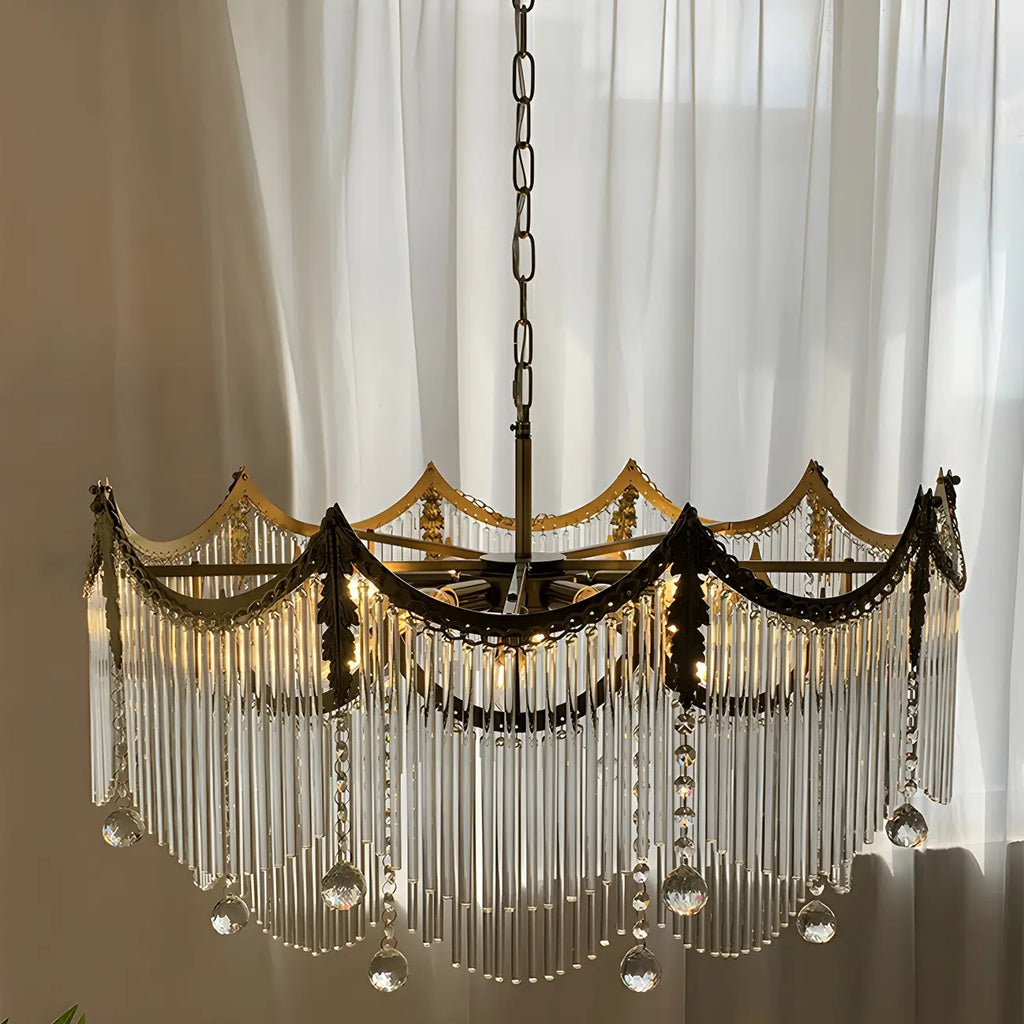 Lustre élégant en cristal transparent et peigne en métal doré