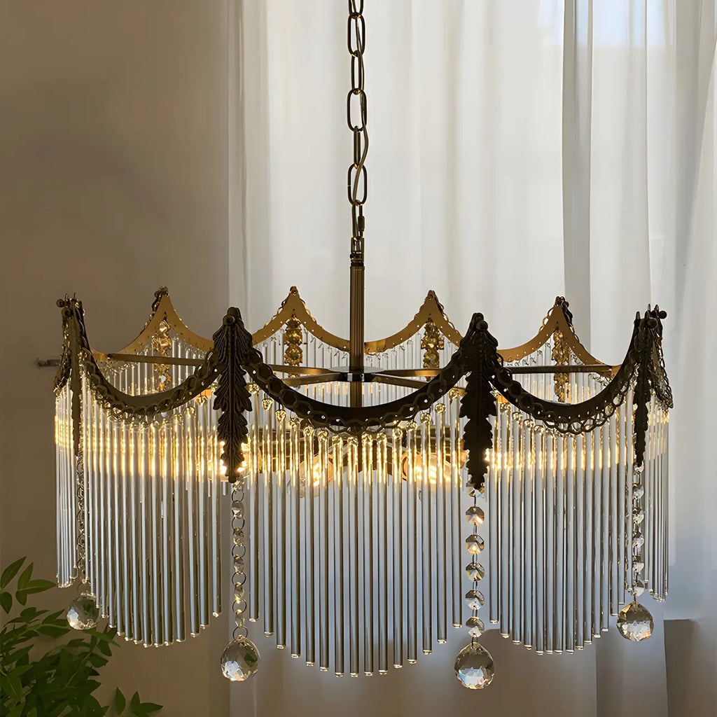 Lustre élégant en cristal transparent et peigne en métal doré