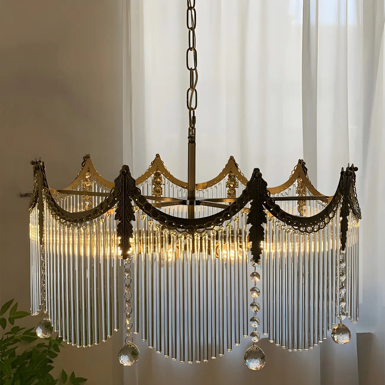 Lustre élégant en cristal transparent et peigne en métal doré