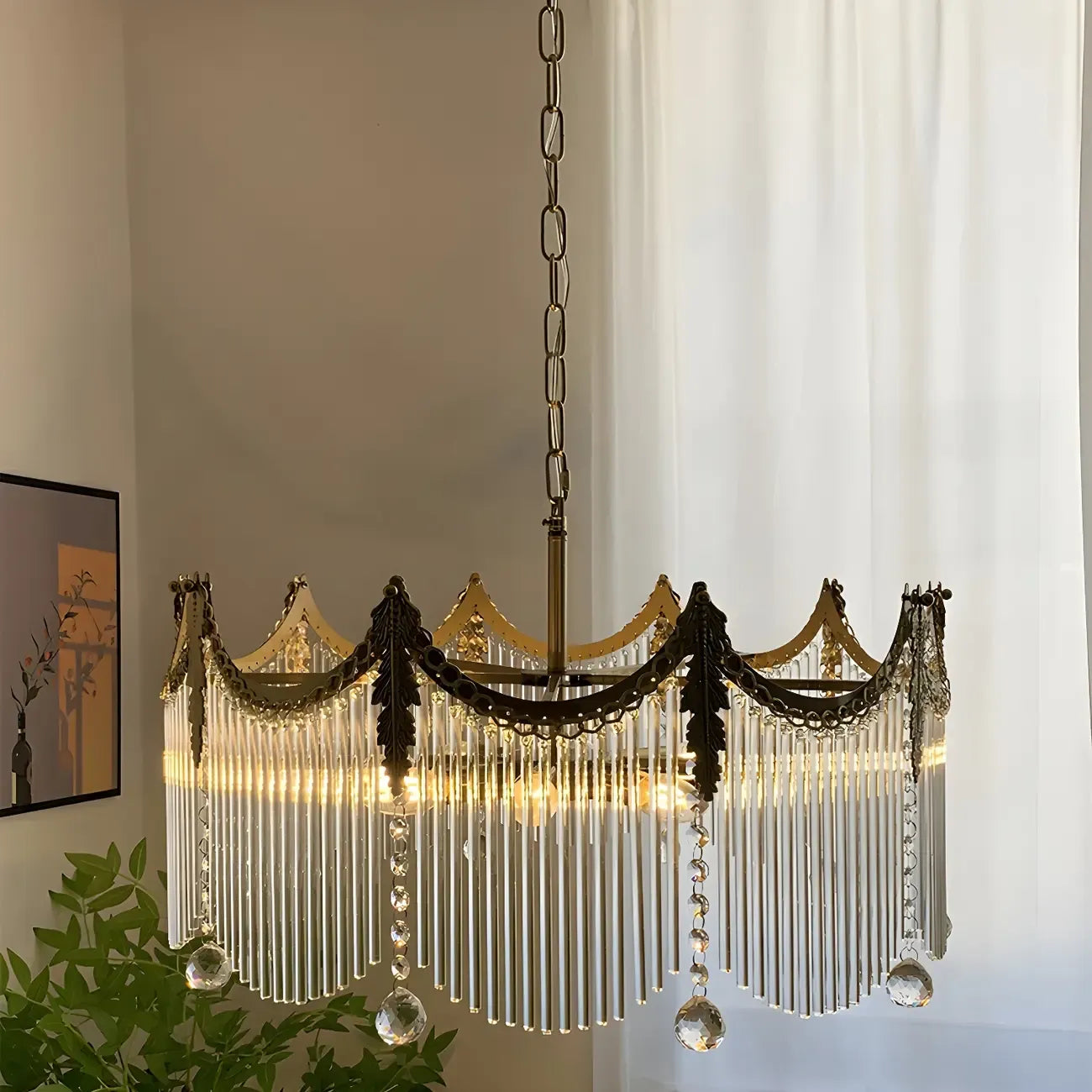 Lustre élégant en cristal transparent et peigne en métal doré