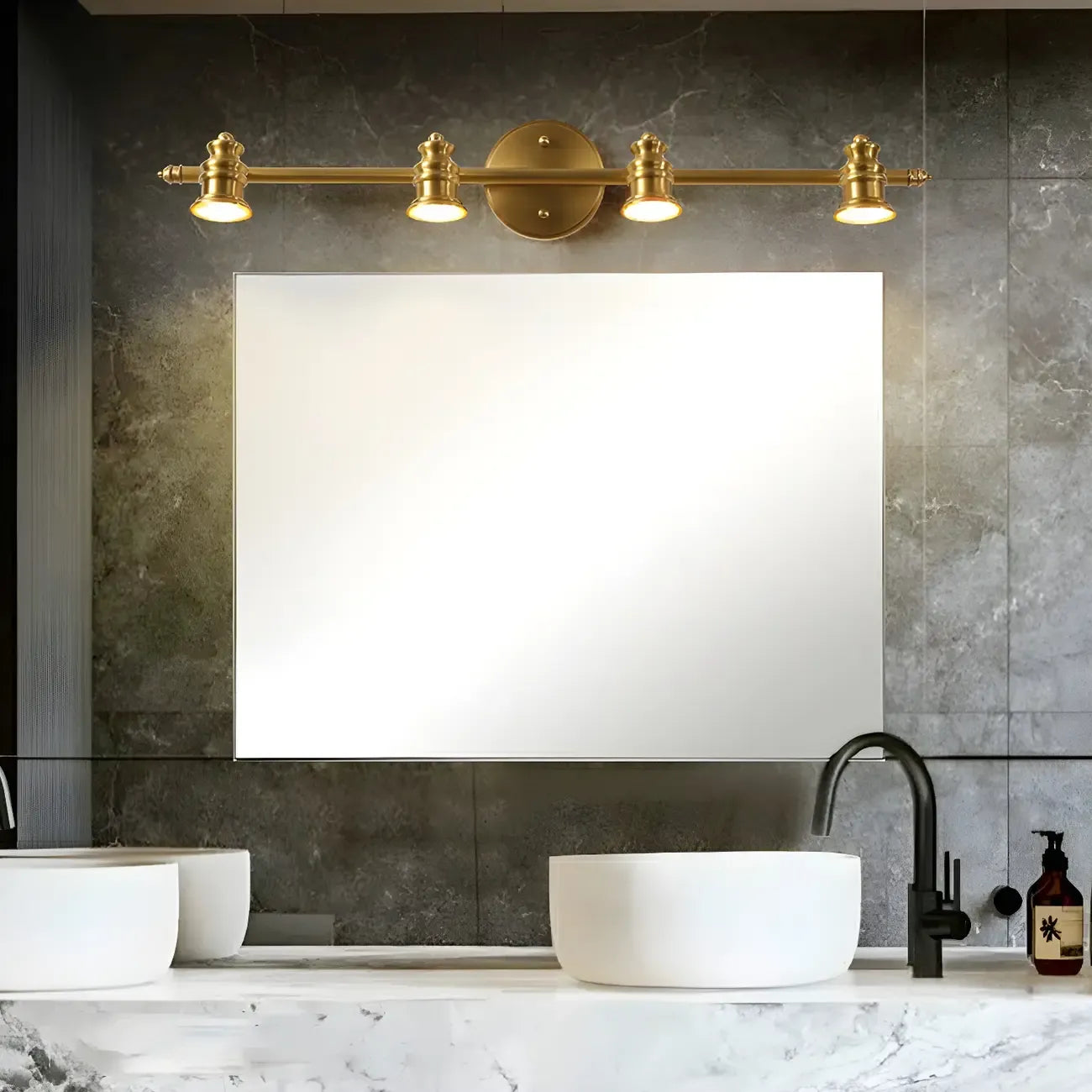 Applique murale élégante en métal doré avec abat-jour en cuivre pour salle de bain