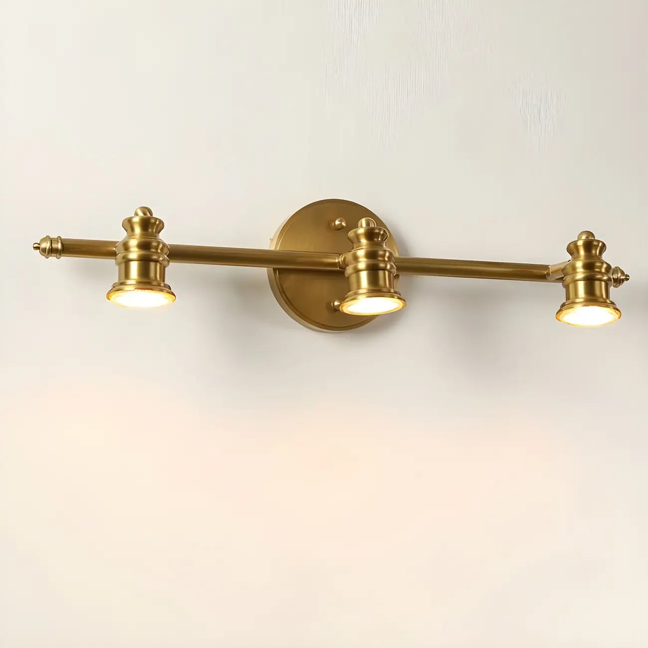 Applique murale élégante en métal doré avec abat-jour en cuivre pour salle de bain