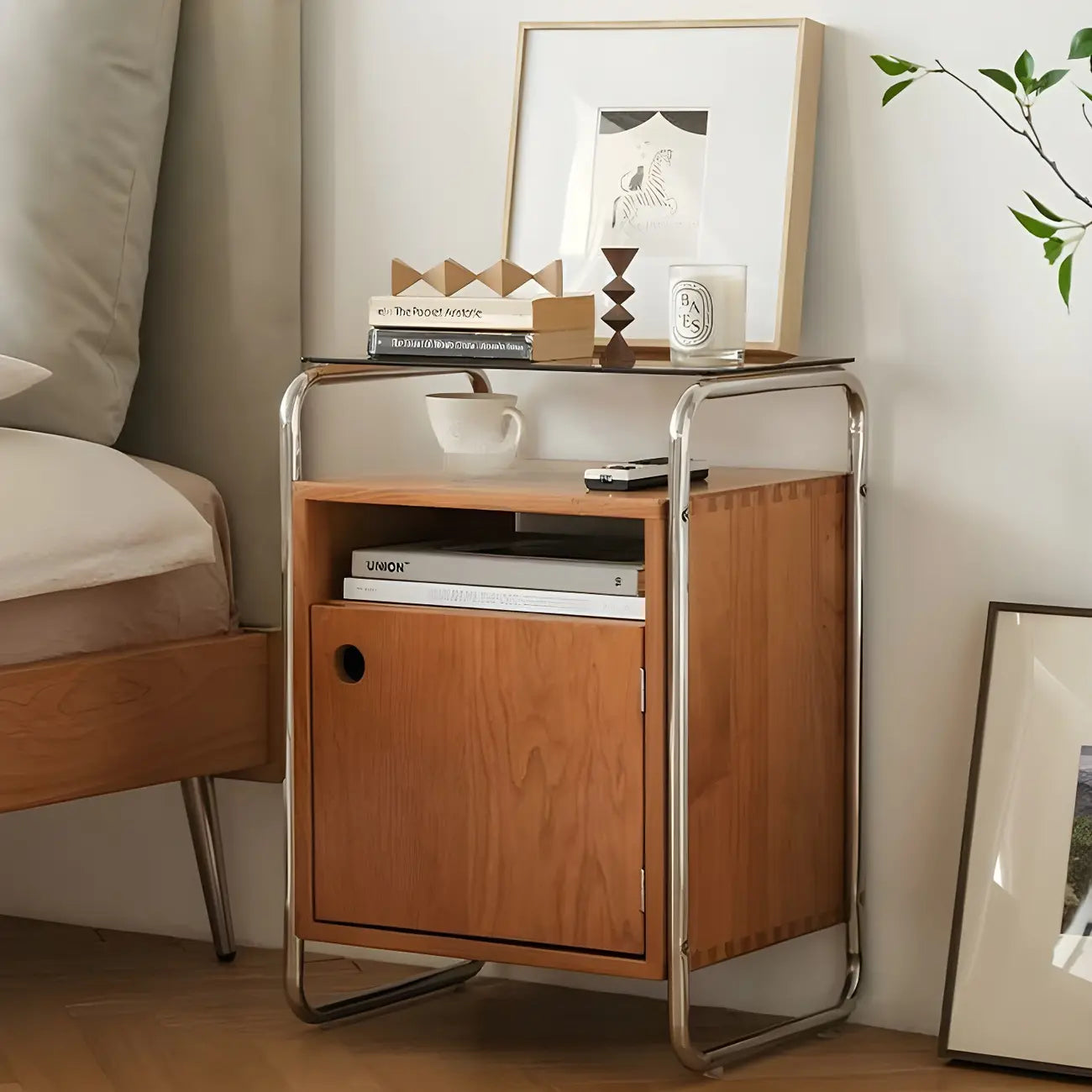 Table de chevet étroite en bois clair avec plateau en verre et finition naturelle