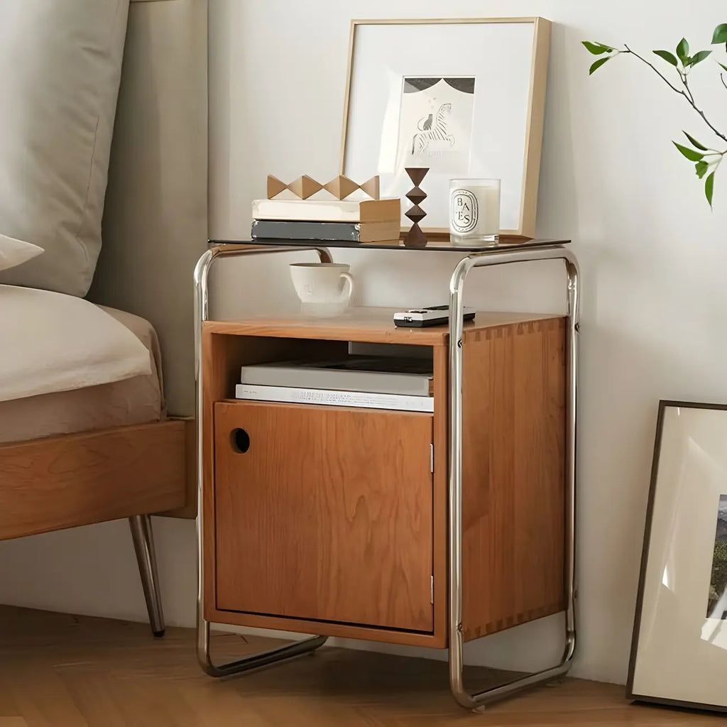 Table de chevet étroite en bois clair avec plateau en verre et finition naturelle
