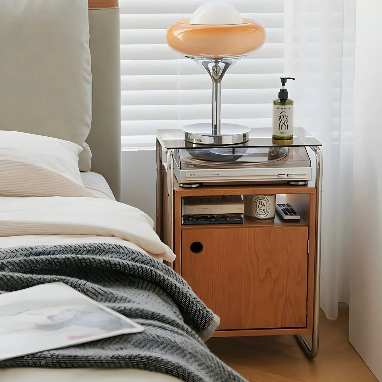 Table de chevet étroite en bois clair avec plateau en verre et finition naturelle