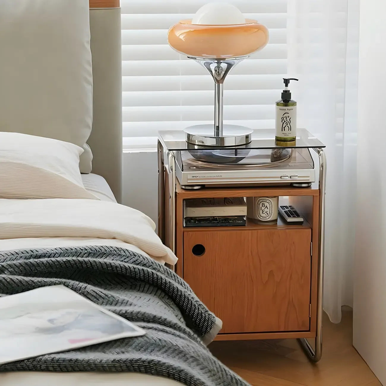 Table de chevet étroite en bois clair avec plateau en verre et finition naturelle