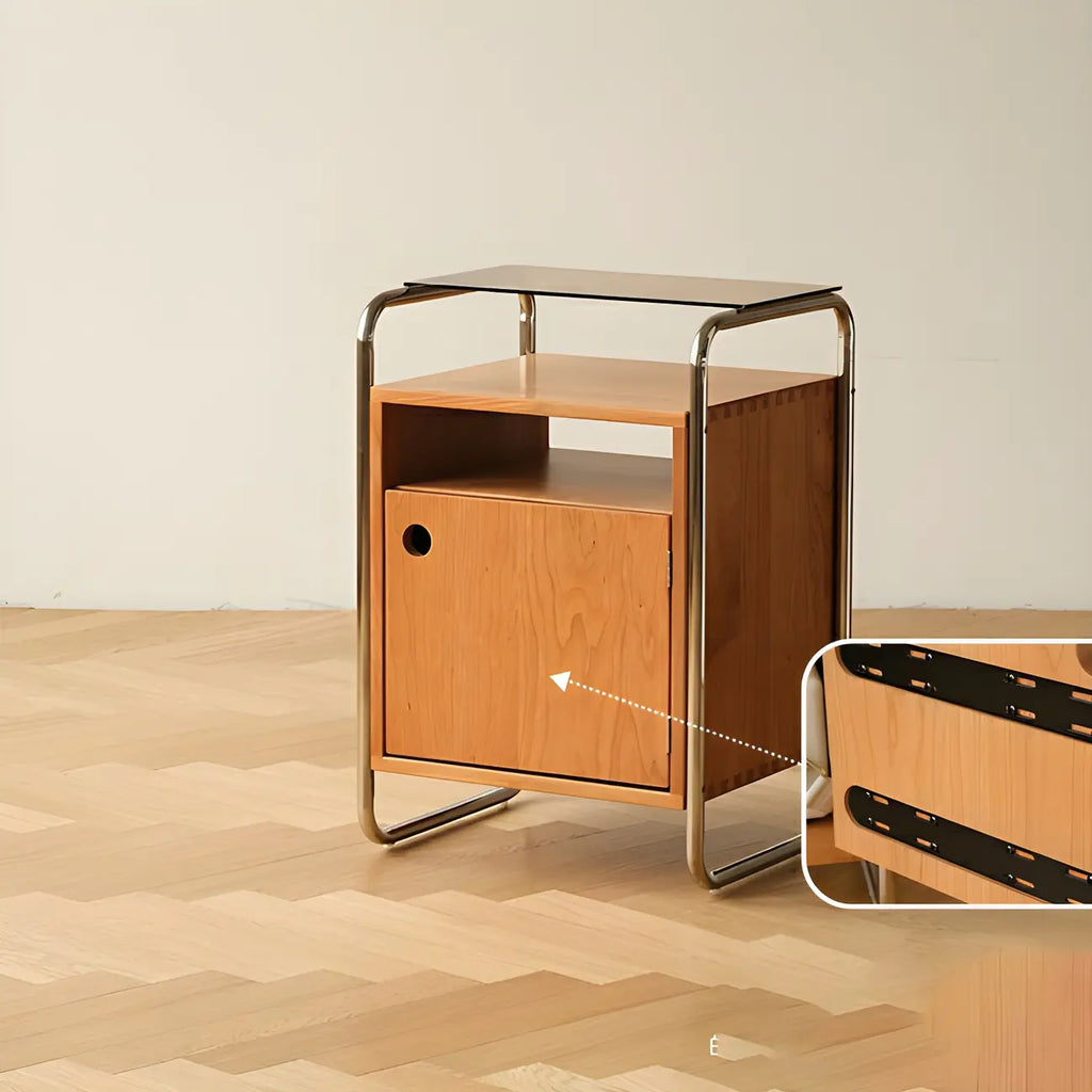 Table de chevet étroite en bois clair avec plateau en verre et finition naturelle