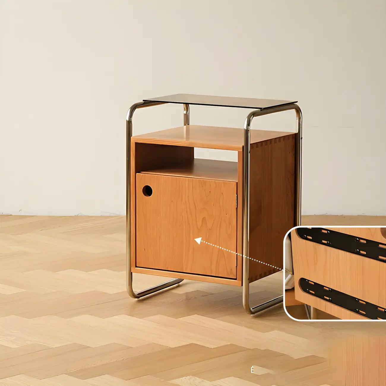 Table de chevet étroite en bois clair avec plateau en verre et finition naturelle