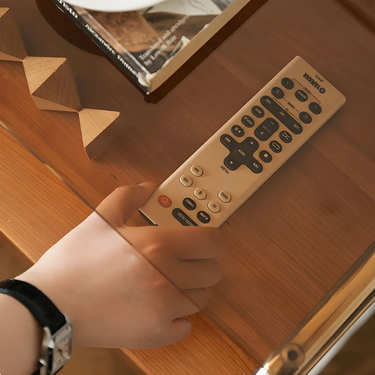 Table de chevet étroite en bois clair avec plateau en verre et finition naturelle