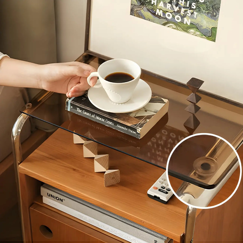 Table de chevet étroite en bois clair avec plateau en verre et finition naturelle