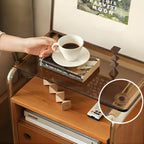 Table de chevet étroite en bois clair avec plateau en verre et finition naturelle