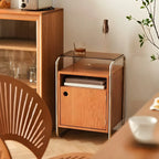 Table de chevet étroite en bois clair avec plateau en verre et finition naturelle